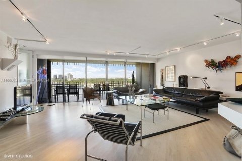 Condo in Miami, Florida, 2 bedrooms  № 1825898 - photo 1