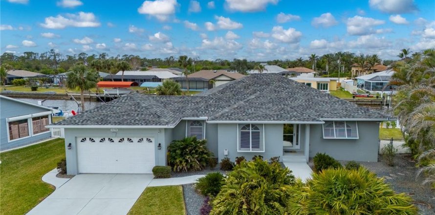 Casa en Port Charlotte, Florida 3 dormitorios, 163.42 m2 № 1894177