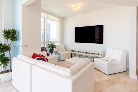Condo in Miami, Florida, 2 bedrooms  № 1861930 - photo 13