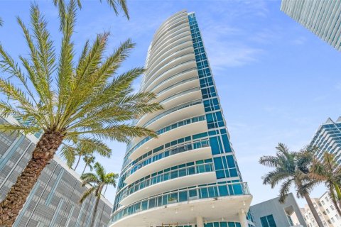 Condo in Miami, Florida, 2 bedrooms  № 1861930 - photo 1