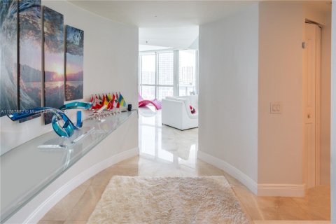 Condo in Miami, Florida, 2 bedrooms  № 1861930 - photo 9