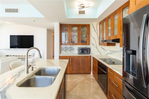 Condo in Miami, Florida, 2 bedrooms  № 1861930 - photo 3