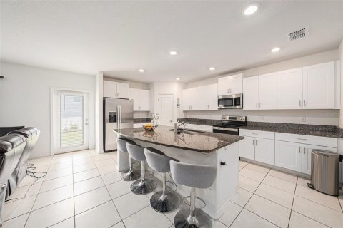 House in Zephyrhills, Florida 5 bedrooms, 205.96 sq.m. № 1835232 - photo 6