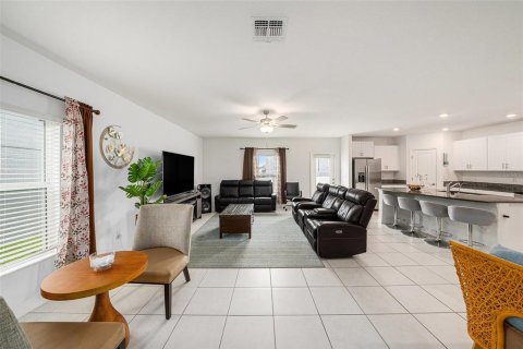 House in Zephyrhills, Florida 5 bedrooms, 205.96 sq.m. № 1835232 - photo 4