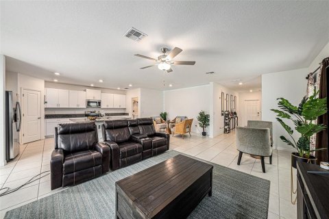 House in Zephyrhills, Florida 5 bedrooms, 205.96 sq.m. № 1835232 - photo 3