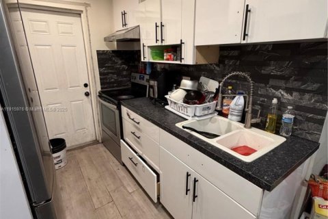 Propiedad comercial en venta en Fort Lauderdale, Florida, 218.13 m2 № 2054969 - foto 12