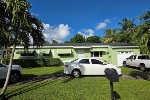 House in Miami, Florida 4 bedrooms, 130.34 sq.m. № 1952732 - photo 1