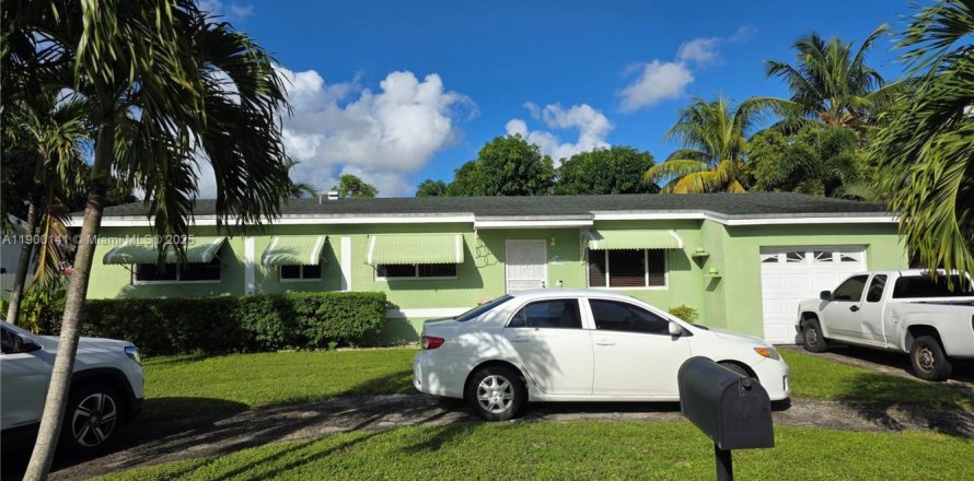 House in Miami, Florida 4 bedrooms, 130.34 sq.m. № 1952732