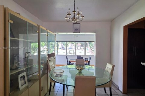 House in Miami, Florida 4 bedrooms, 130.34 sq.m. № 1952732 - photo 4