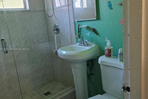 House in Miami, Florida 4 bedrooms, 130.34 sq.m. № 1952732 - photo 12