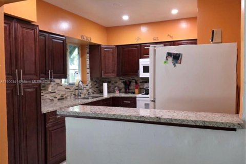 House in Miami, Florida 4 bedrooms, 130.34 sq.m. № 1952732 - photo 8