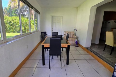House in Miami, Florida 4 bedrooms, 130.34 sq.m. № 1952732 - photo 5