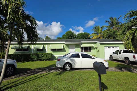 House in Miami, Florida 4 bedrooms, 130.34 sq.m. № 1952732 - photo 2