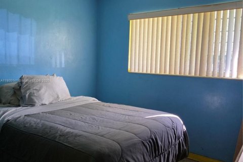 House in Miami, Florida 4 bedrooms, 130.34 sq.m. № 1952732 - photo 10