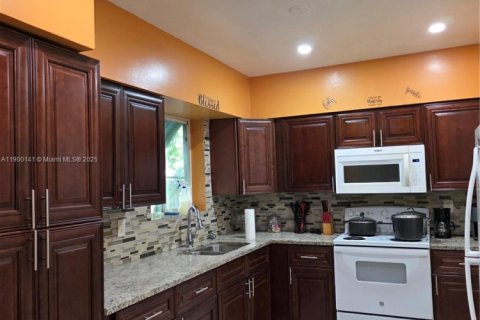 House in Miami, Florida 4 bedrooms, 130.34 sq.m. № 1952732 - photo 6