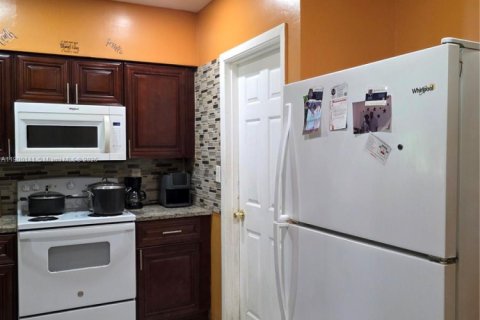 House in Miami, Florida 4 bedrooms, 130.34 sq.m. № 1952732 - photo 7