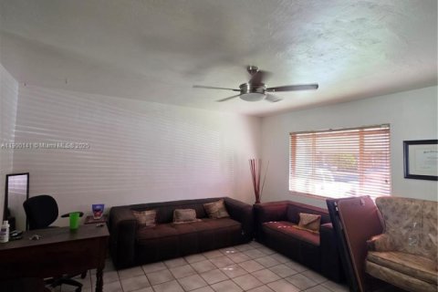House in Miami, Florida 4 bedrooms, 130.34 sq.m. № 1952732 - photo 3