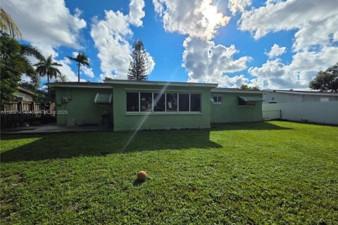 House in Miami, Florida 4 bedrooms, 130.34 sq.m. № 1952732 - photo 17