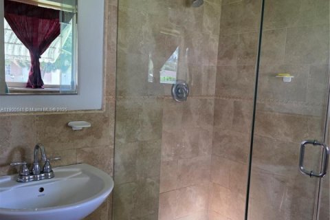 House in Miami, Florida 4 bedrooms, 130.34 sq.m. № 1952732 - photo 16