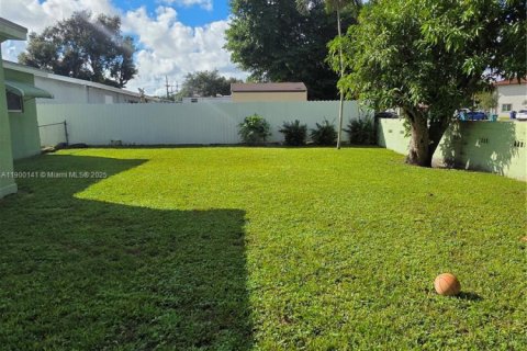 House in Miami, Florida 4 bedrooms, 130.34 sq.m. № 1952732 - photo 19