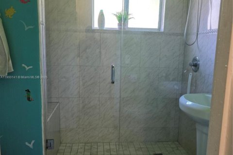 House in Miami, Florida 4 bedrooms, 130.34 sq.m. № 1952732 - photo 11