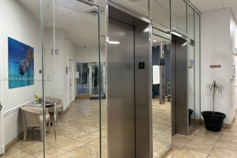 Copropriété à louer à Hallandale Beach, Floride: 1 chambre, 60.01 m2 № 2016085 - photo 12