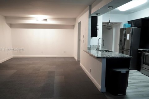 Condo in Hallandale Beach, Florida, 2 bedrooms  № 2025241 - photo 17