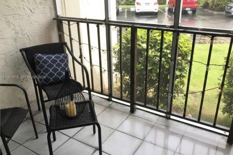 Condo in Hallandale Beach, Florida, 2 bedrooms  № 2025241 - photo 20