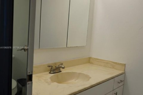 Condo in Hallandale Beach, Florida, 2 bedrooms  № 2025241 - photo 19