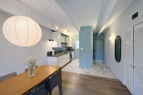 Снять в аренду кондоминиум в Майами-Бич, Флорида 3 спальни, 108.7м2, № 1991964 - фото 1