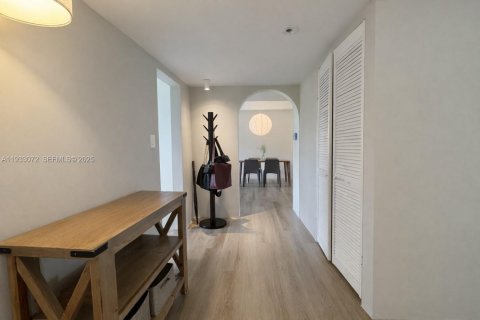 Снять в аренду кондоминиум в Майами-Бич, Флорида 3 спальни, 108.7м2, № 1991964 - фото 12