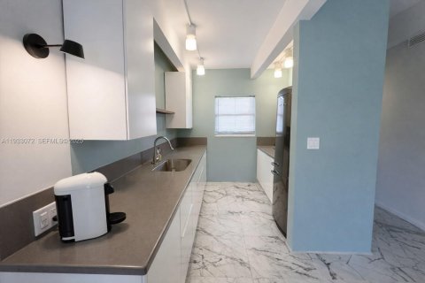 Снять в аренду кондоминиум в Майами-Бич, Флорида 3 спальни, 108.7м2, № 1991964 - фото 2