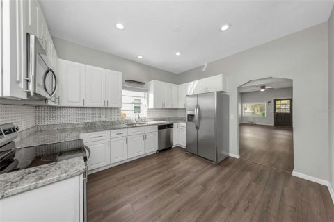 House in Tampa, Florida 3 bedrooms, 116.13 sq.m. № 2221106 - photo 8
