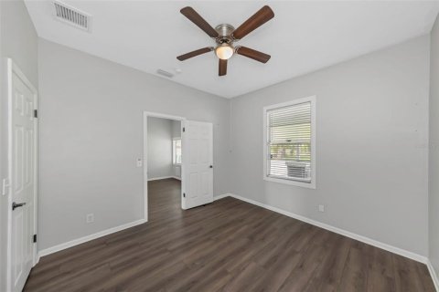 House in Tampa, Florida 3 bedrooms, 116.13 sq.m. № 2221106 - photo 10