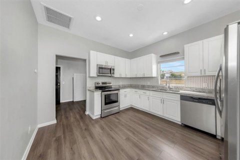 House in Tampa, Florida 3 bedrooms, 116.13 sq.m. № 2221106 - photo 7