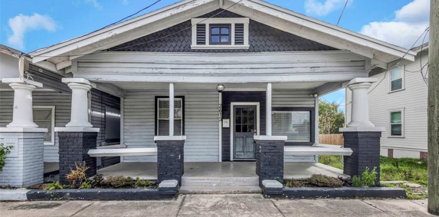 House in Tampa, Florida 3 bedrooms, 116.13 sq.m. № 2221106