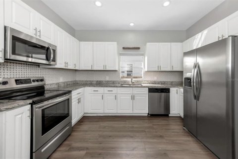 House in Tampa, Florida 3 bedrooms, 116.13 sq.m. № 2221106 - photo 6