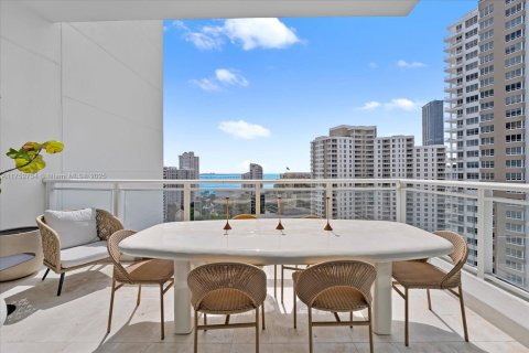 Condo in Miami, Florida, 3 bedrooms  № 1729961 - photo 11
