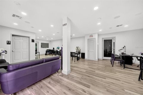 Propiedad comercial en venta en Orlando, Florida, 823.49 m2 № 2284937 - foto 6