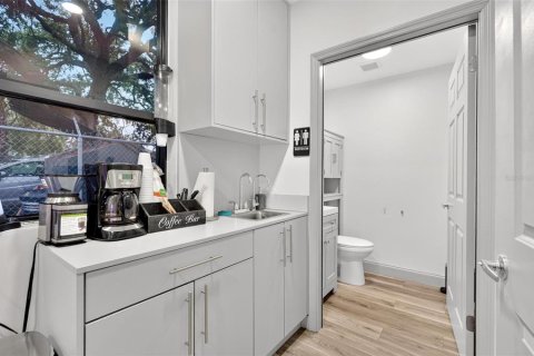 Propiedad comercial en venta en Orlando, Florida, 823.49 m2 № 2284937 - foto 12