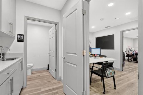 Propiedad comercial en venta en Orlando, Florida, 823.49 m2 № 2284937 - foto 11