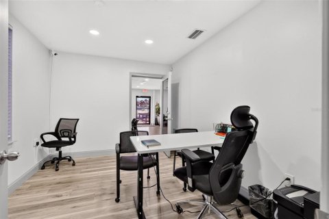 Propiedad comercial en venta en Orlando, Florida, 823.49 m2 № 2284937 - foto 19