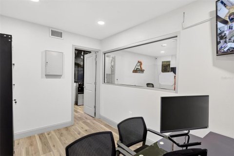 Propiedad comercial en venta en Orlando, Florida, 823.49 m2 № 2284937 - foto 15