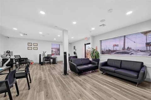 Propiedad comercial en venta en Orlando, Florida, 823.49 m2 № 2284937 - foto 9