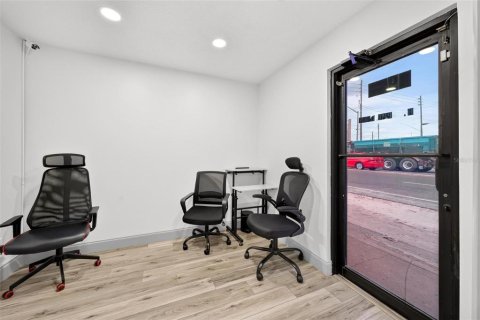 Propiedad comercial en venta en Orlando, Florida, 823.49 m2 № 2284937 - foto 18