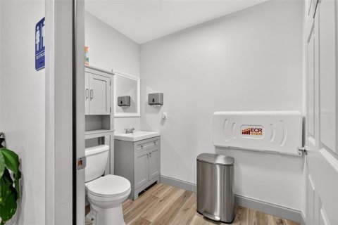 Propiedad comercial en venta en Orlando, Florida, 823.49 m2 № 2284937 - foto 8