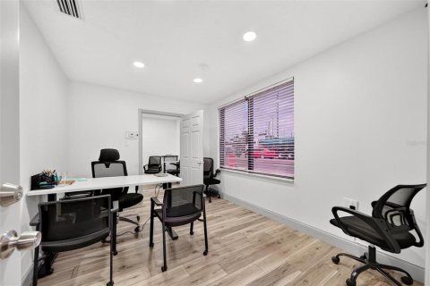 Propiedad comercial en venta en Orlando, Florida, 823.49 m2 № 2284937 - foto 17
