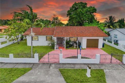 Casa en venta en Miami, Florida, 3 dormitorios, 176.24 m2 № 1844012 - foto 1