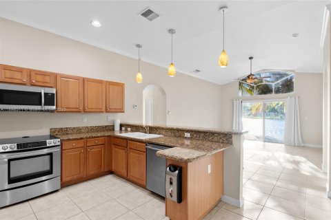 House in Cutler Bay, Florida 3 bedrooms, 191.56 sq.m. № 1950068 - photo 14