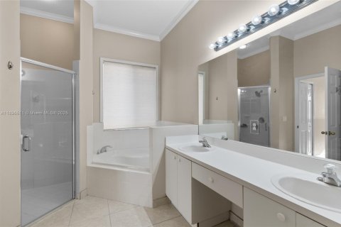 House in Cutler Bay, Florida 3 bedrooms, 191.56 sq.m. № 1950068 - photo 25